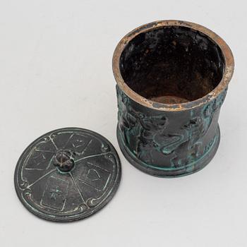 A tobacco jar, 20th century.