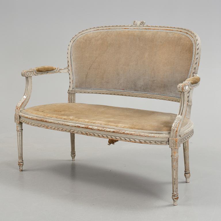 SOFFGRUPP, 3 delar, Louis XVI-stil, omkring 1900.