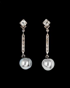 152. EARRINGS, old- and rose cut diamond, tot. app. 0.40 cts and cultured grey coloured pearl, ap. 8,2 mm.