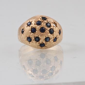 RING, 18K guld med fasettslipade blå safirer. Vikt 4,7 gram.
