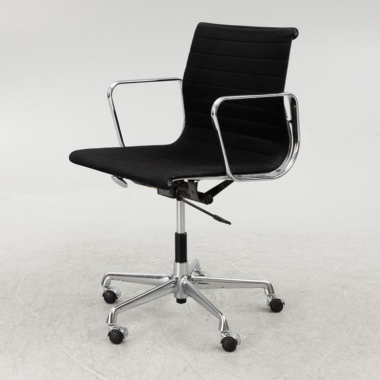 Charles & Ray Eames, an EA 117 swivel chair, Vitra, late 20th century.