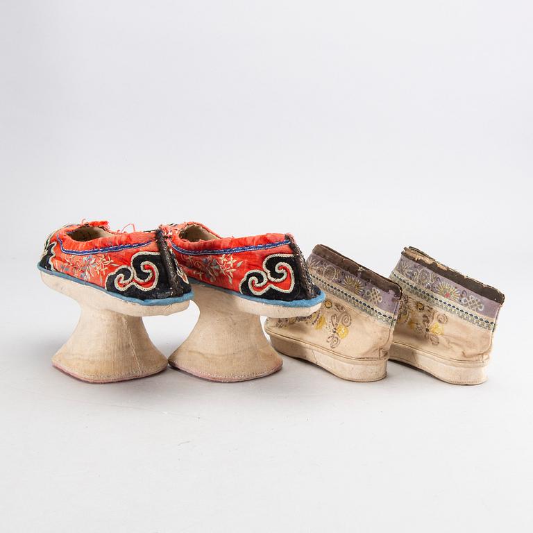 SKOR, två par, textil. Kina, 1900-talets början.