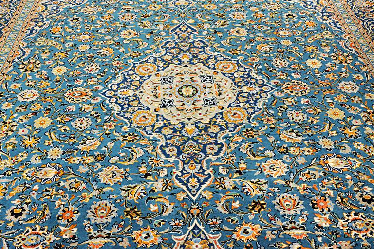 A Kashan carpet, signed Isfahanian, a. 407 x 310 cm.