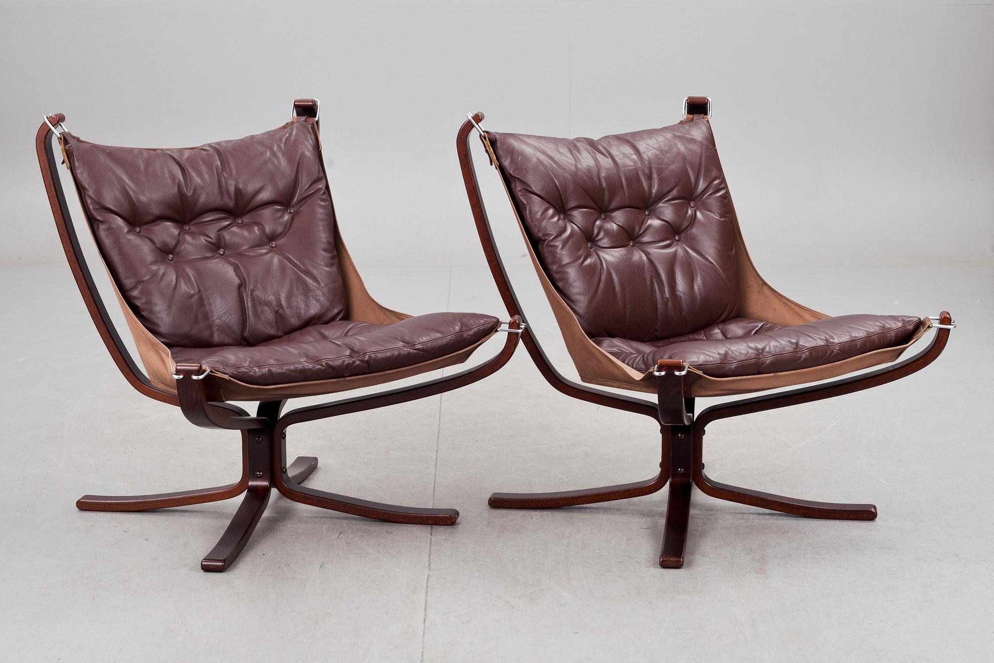 FÅTÖLJER, ett par och BORD, "Falcon chair", Sigurd Russel, Vatne möbler, Norge, 1970-tal.