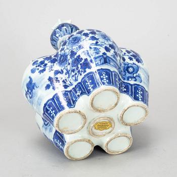 A blue and white tulip vase, Qing dynasty, late 19th century.
