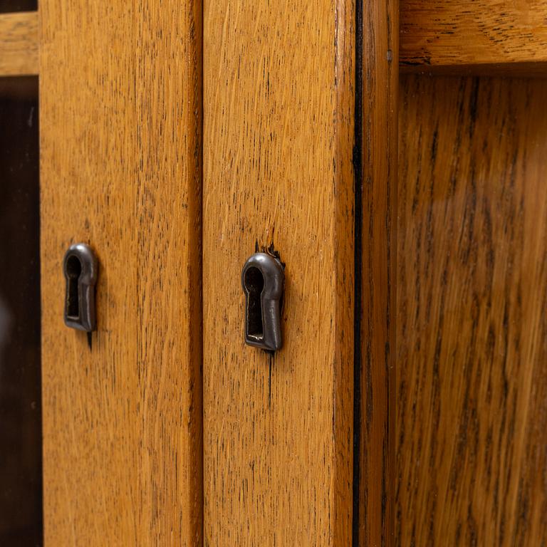 An oak veneered vitrine cabinet, first part of the 20th Century.
