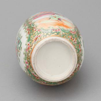 TALLRIKAR, 2 st samt VAS, porslin, Kanton, Kina,1800-tal.