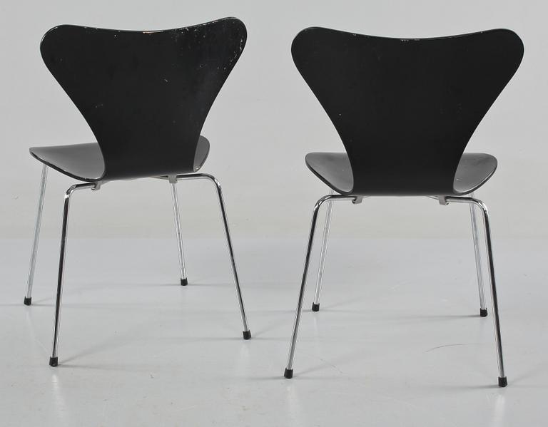 STOLAR, ett par, "Sjuan", Arne Jacobsen, Fritz Hansen, tillverkade 1998.