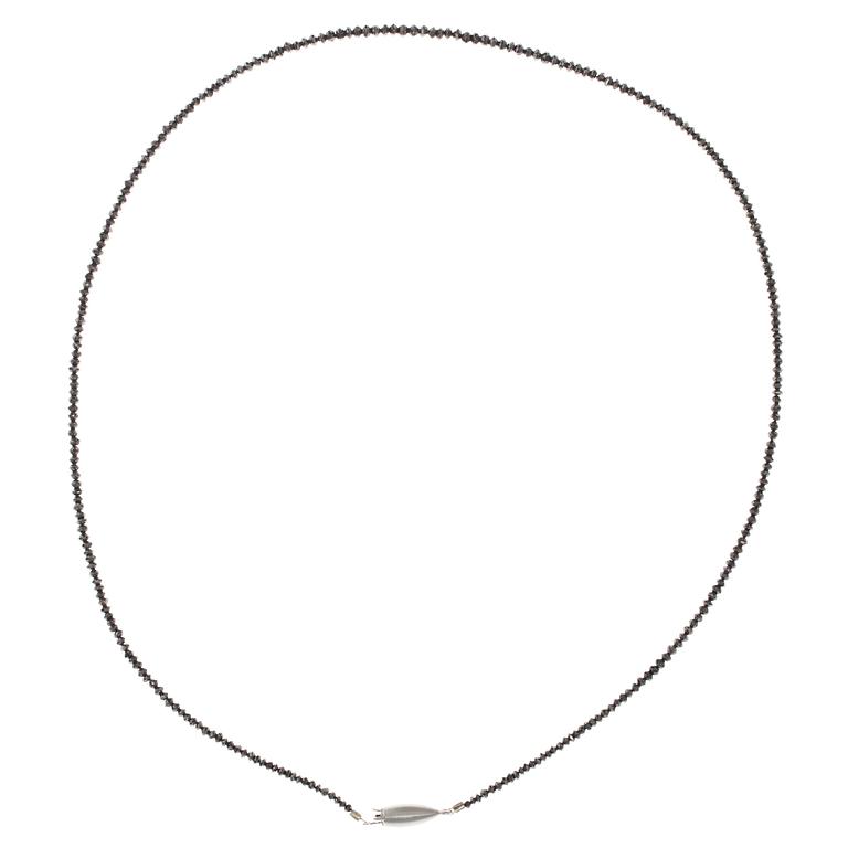 KAULAKORU, 18K valkokultaa, mustia timantteja, Pituus 40 cm. Paino 3,1 g.