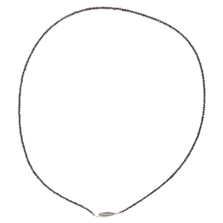 COLLIER, 18K vitguld, svarta diamanter, Längd 40 cm. Vikt 3,1 g.