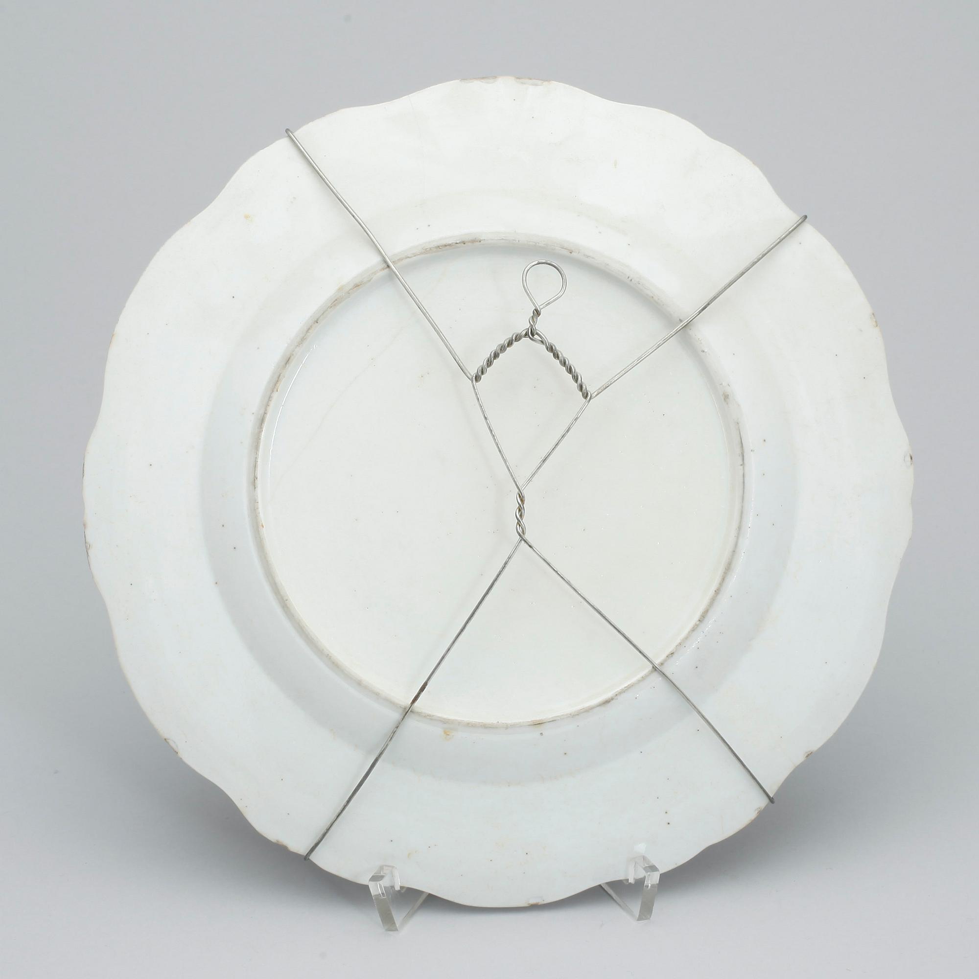 TALLRIKAR, 4 st, samt STEKFAT, kompaniporslin, Qingdynastin, Jiaqing (1796-1820).