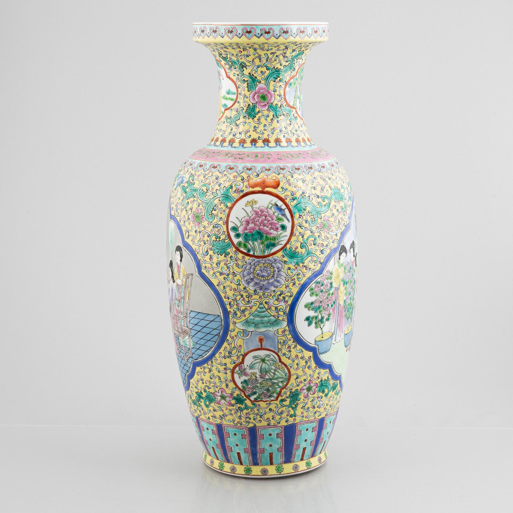 A Chinese porcelain vase, second half of te 20th century.