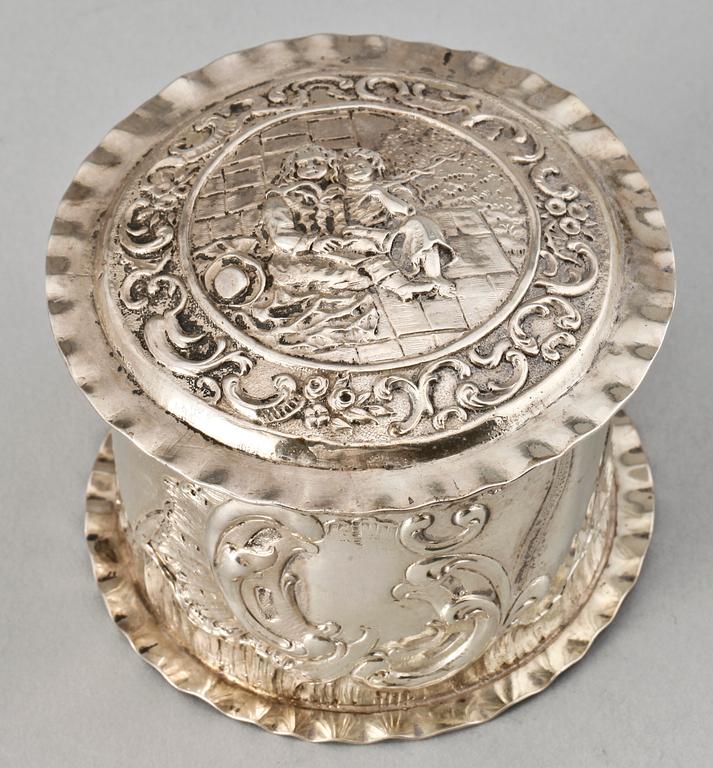 DOSA, silver, barockstil, troligen Nederländerna 1900-tal. Vikt ca 180 gram.