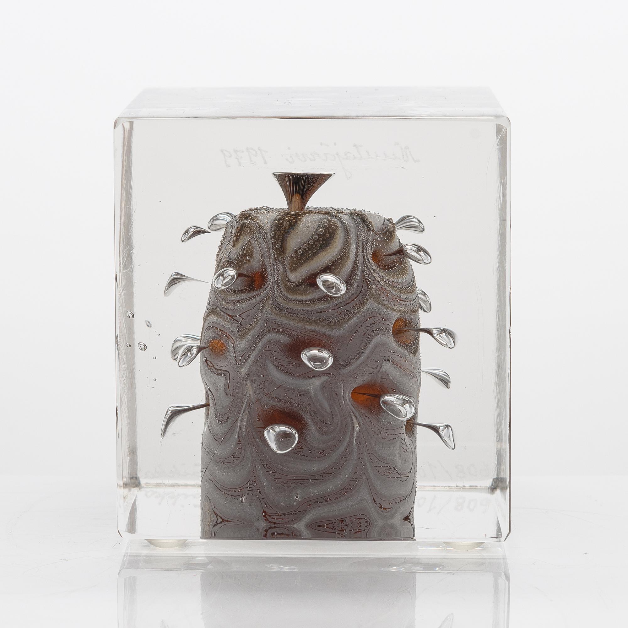 Oiva Toikka, an annual glass cube, 1979, signed Oiva Toikka, Nuutajärvi 1979, numbered 608/1000.