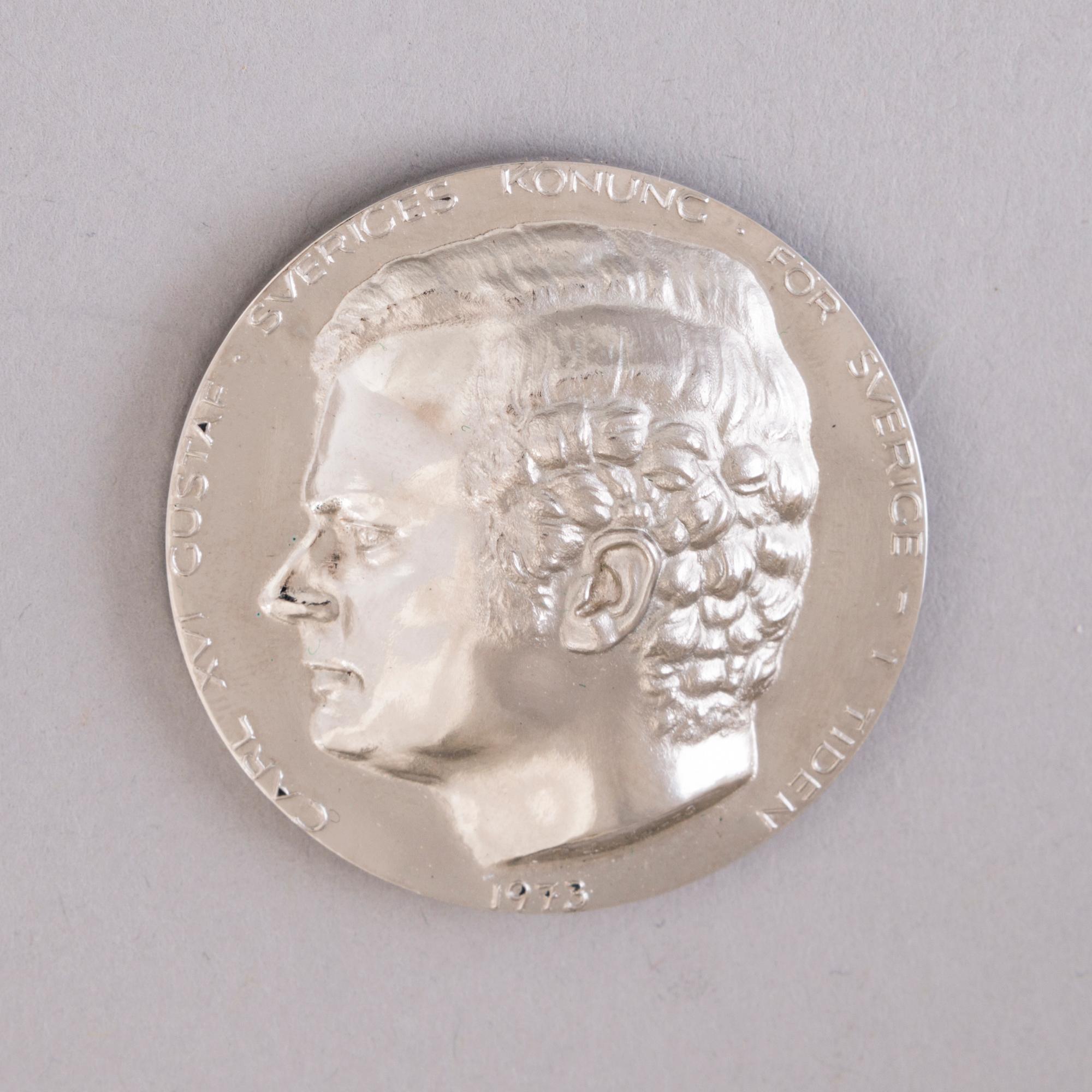 A commemorative platinum 999/1000 medallion, Carl XVI Gustaf, King of Sweden 1973, numbered 43/50, marked P. Lunde -73.