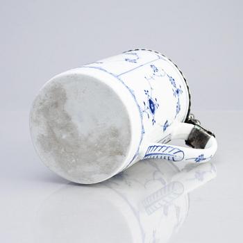 A porcelain beer mug with silver fittings and cover, Dermany/Denmark, 18th century.