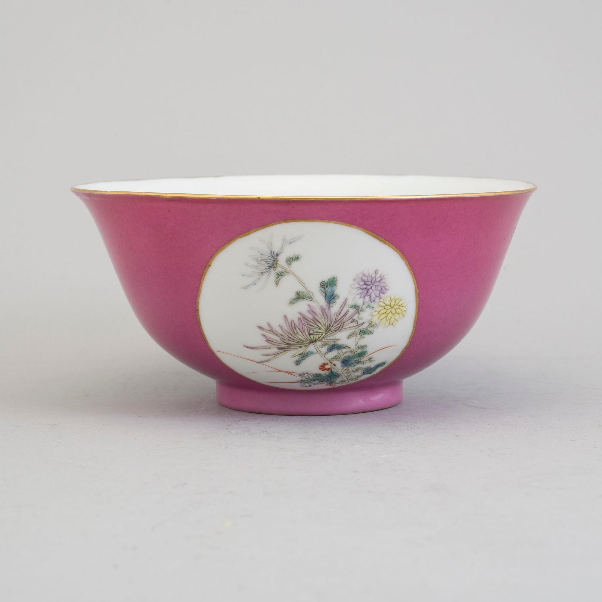A pink-ground 20th century porcelain bowl, with Guangxus mark to the base.