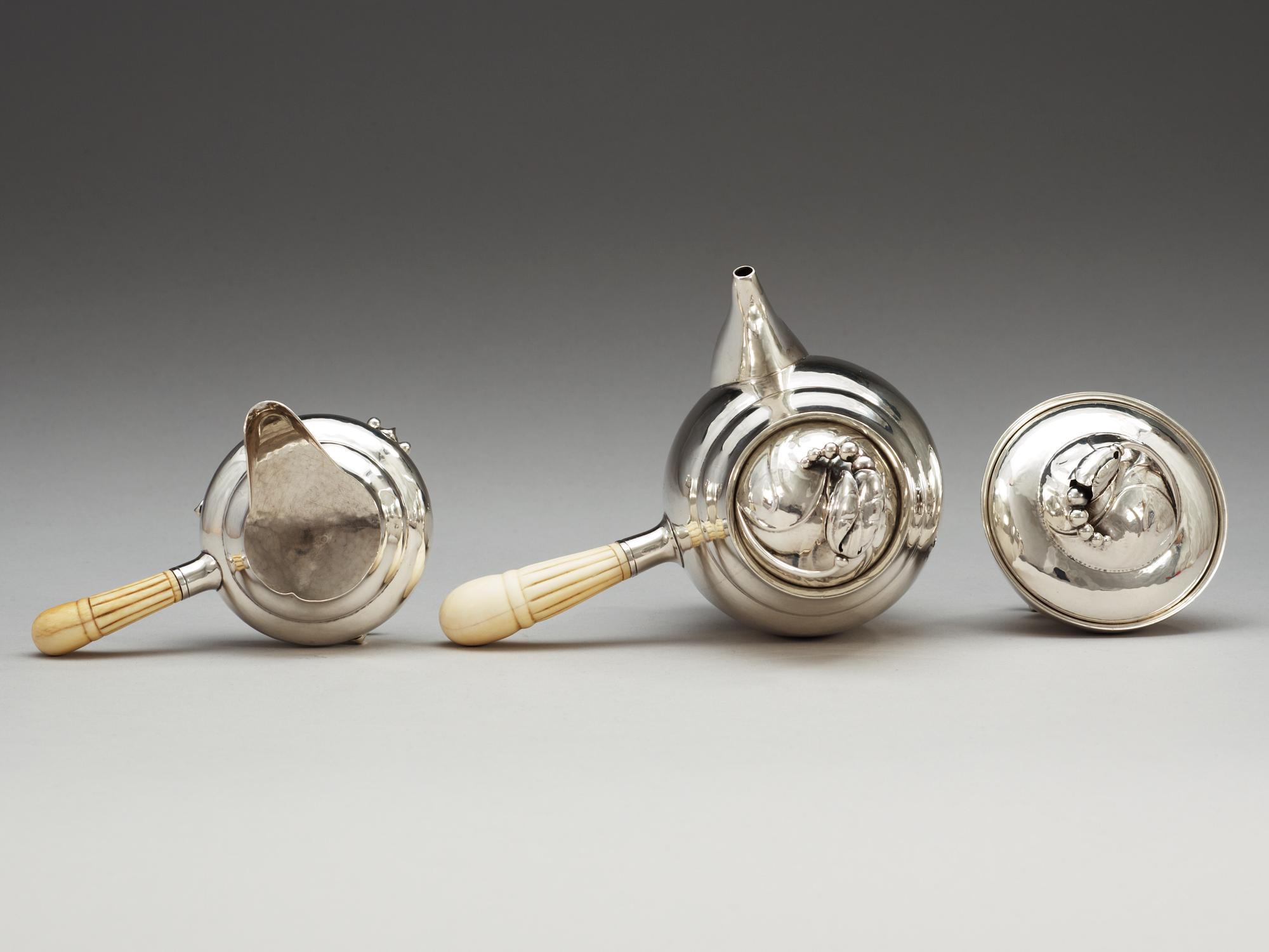 GEORG JENSEN, moccaservis tre delar "Magnolia/Blossom", Köpenhamn 1918-20,