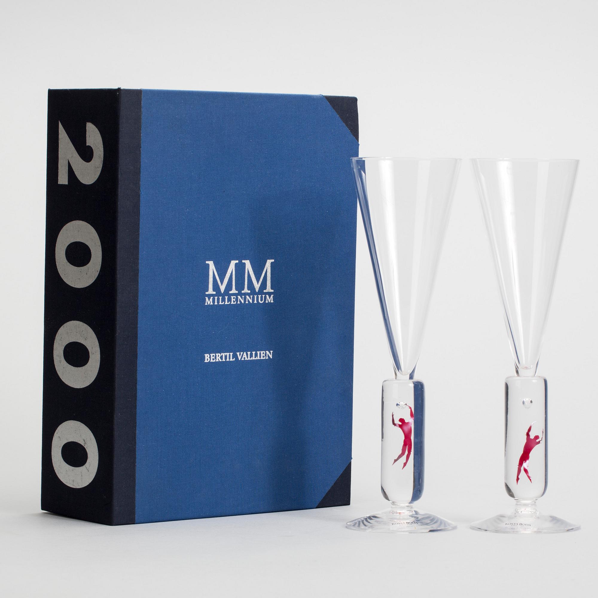 GLAS, ett par, "Millenium", Bertil Vallien, Kosta Boda, år 2000.