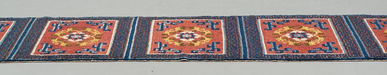 A MEDITATION RUG, a semi-antique Ningxia probably, China, ca 594,5 x 61-64,5 cm.