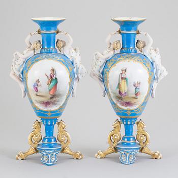 URNOR, ett par, porslin, Europa, omkring år 1900.