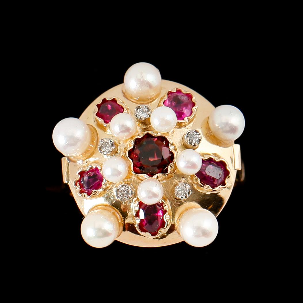 RING, 18 k, guld, med briljantslipade diamanter, rubiner och pärlor. Total vikt ca 9 g.
