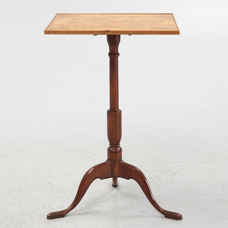 A Swedish drop-leaf table, circa 1800.