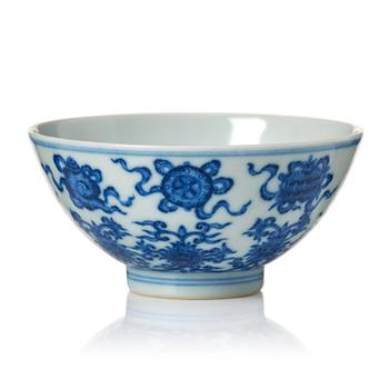 1035. A Chinese blue and white cup with Qianlong seal mark.