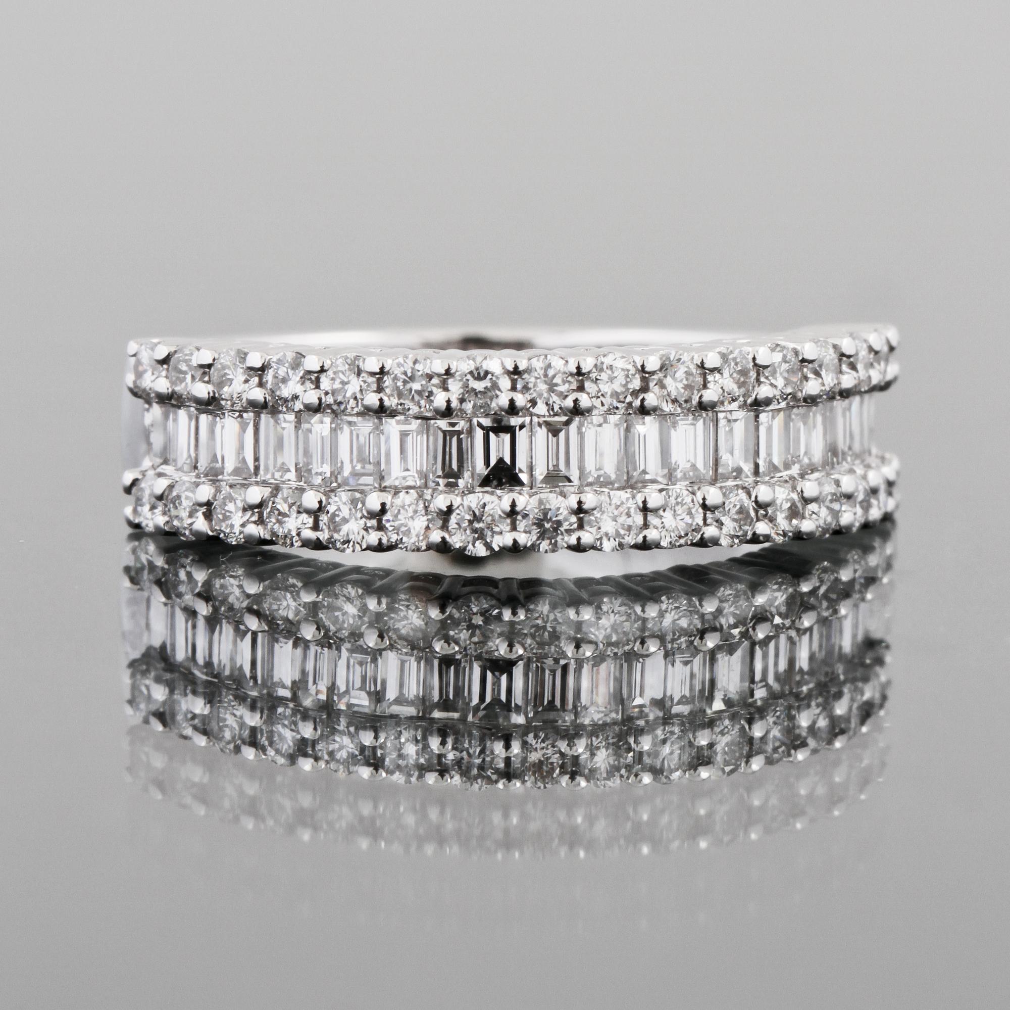 RING, 18k vitguld med briljant och baguettslipade diamanter, 1.09 ct. Vikt 5,2 g.