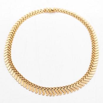 An 18K gold necklace.