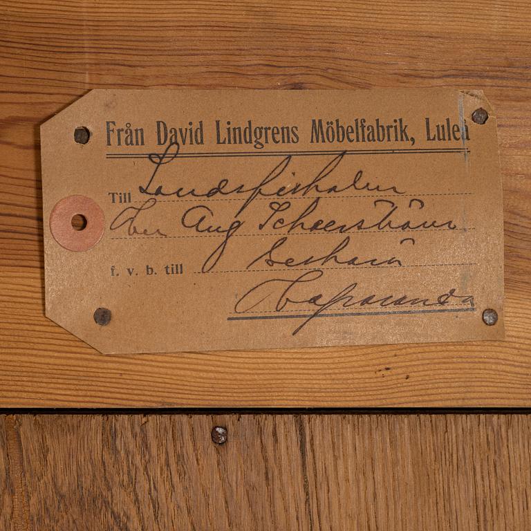 Klädskåp, David Lindgrens Möbelfabrik, Luleå, 1910/20-tal.