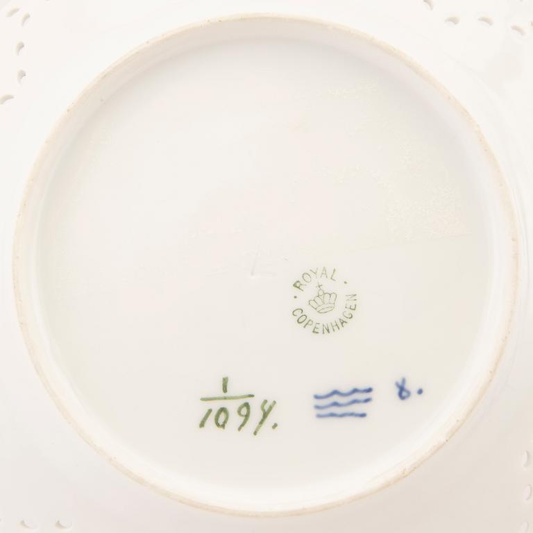 Assietter, 2 st. Musselmalet, "Helblonde" Royal Copenhagen Danmark 1900-talets första hälft porslin.