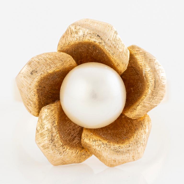 Ring 14K gold with a cultured pearl.