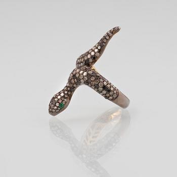 RING, förgyllt silver med fasettslipade diamanter ca 1.98 ct samt smaragder ca 0.03 ct. Vikt 5,0 gram.
