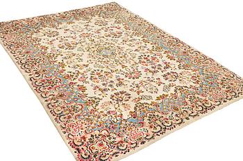 An antique Kirman carpet, a. 310 x 210 cm.