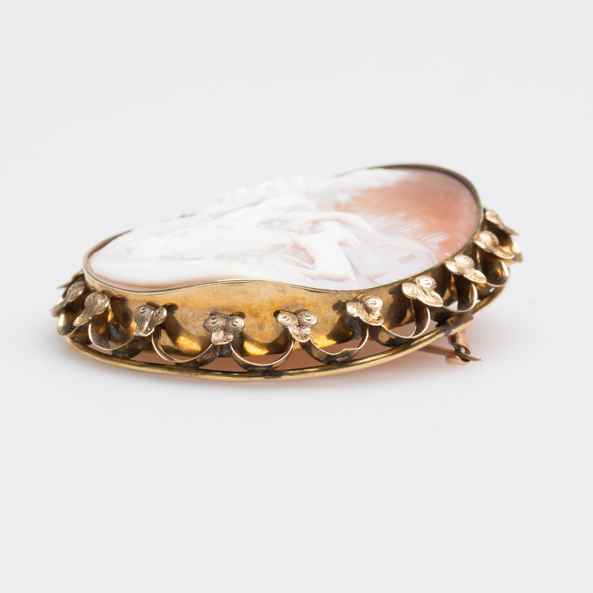 BROSCH, 18K guld, skuren snäckskalscamé.