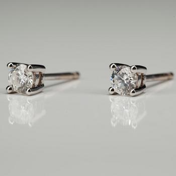 ÖRHÄNGEN, vitguld 18K, briljantslipade diamanter, tot. 0,42 ct. Vikt 1,6 g.