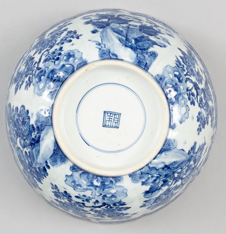 A blue and white punch bowl, Qing dynasty, Kangxi (1662-1722).