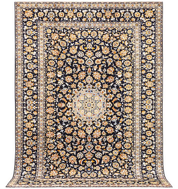 A Kashan carpet, a. 367 x 241 cm.