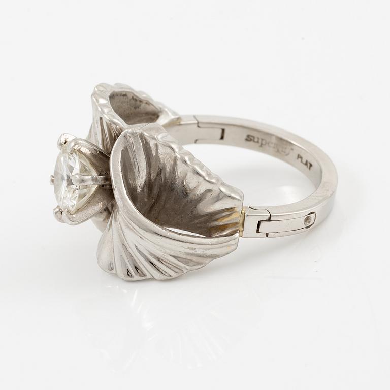 Ring, platinum with a brilliant-cut diamond approximately 1.50 ct.