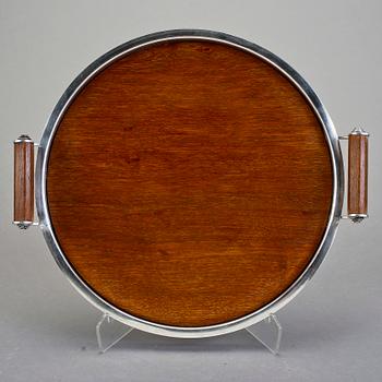 BRICKA, nysilver och teak. Guldsmedsaktiebolaget GAB, 1930/40-tal. Möjligen formgiven av Jacob Ängman.