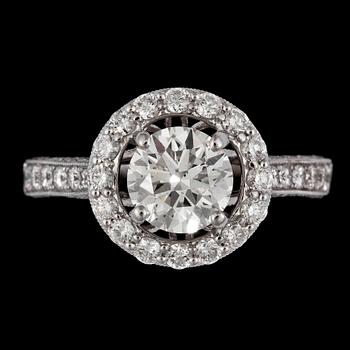 1226. A brilliant cut diamond ring, 1.51 cts, and smaller brilliant cut diamonds, tot. 1.47 cts.