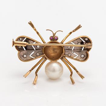 A 15-17K gold brooch with rubies, a cultured pearl and diamonds ca. 0.10 ct in total.