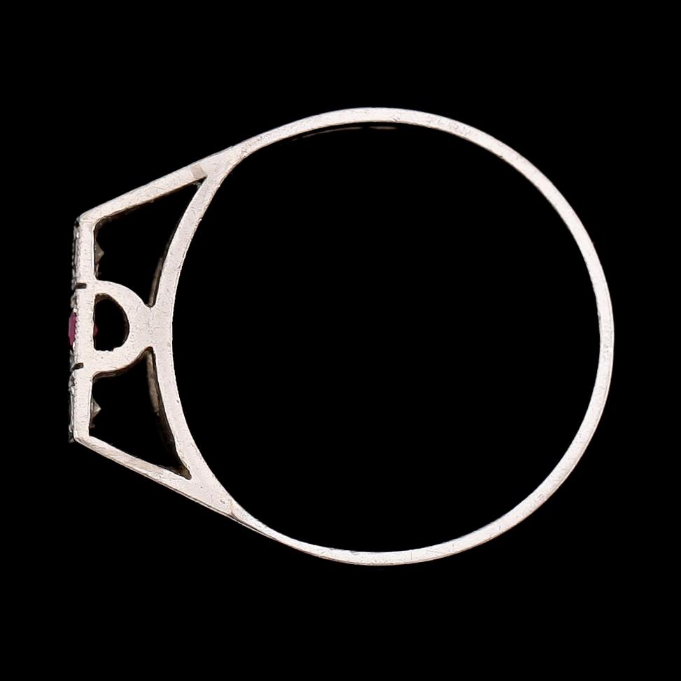 RING, 18 k vitguld, röd sten och diamanter 0.06 ct enligt gravyr. Total vikt ca 4 g.