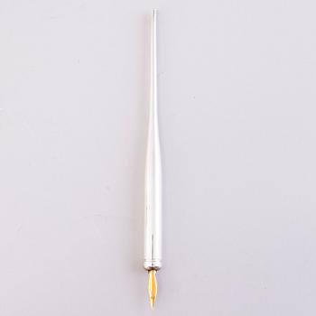 A silver ink stand and a silver pen, Kultakeskus, Hämeenlinna 1936 and Suomen Kultaseppä oy, Turku 1923.