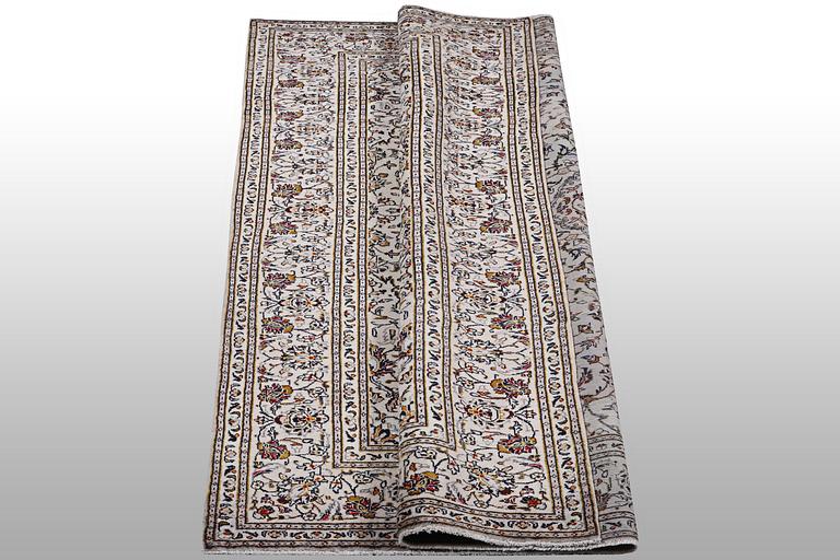 A carpet, Kashan, ca 295 x 194 cm.