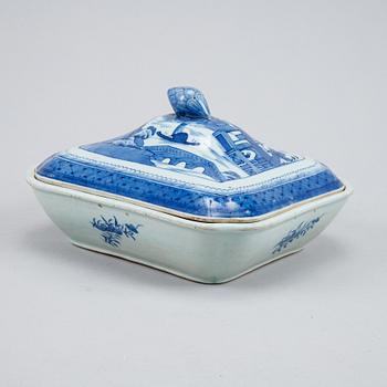 A blue and white vegetable tureen with cover and a butter tureen with cover, Qingdynasty, 19th Century.