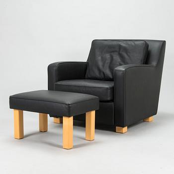 Ben af Schultén, fåtölj, nr 595, och ottoman, nr 596, Artek, Finland. Modellen formgiven 1996.