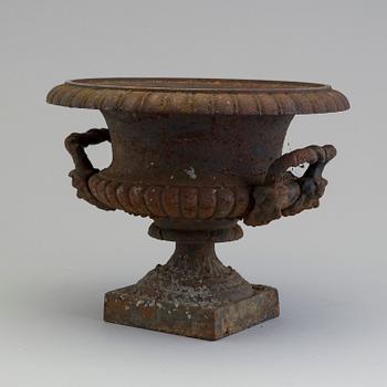 TRÄDGÅRDSURNA, gjutjärn, omkring 1900.