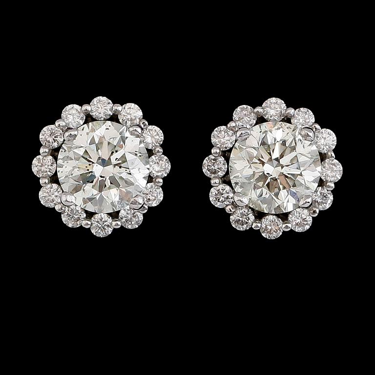 ÖRHÄNGEN, 1 par, 18 k vitguld, briljantslipade diamanter tot ca 2.49 ct.